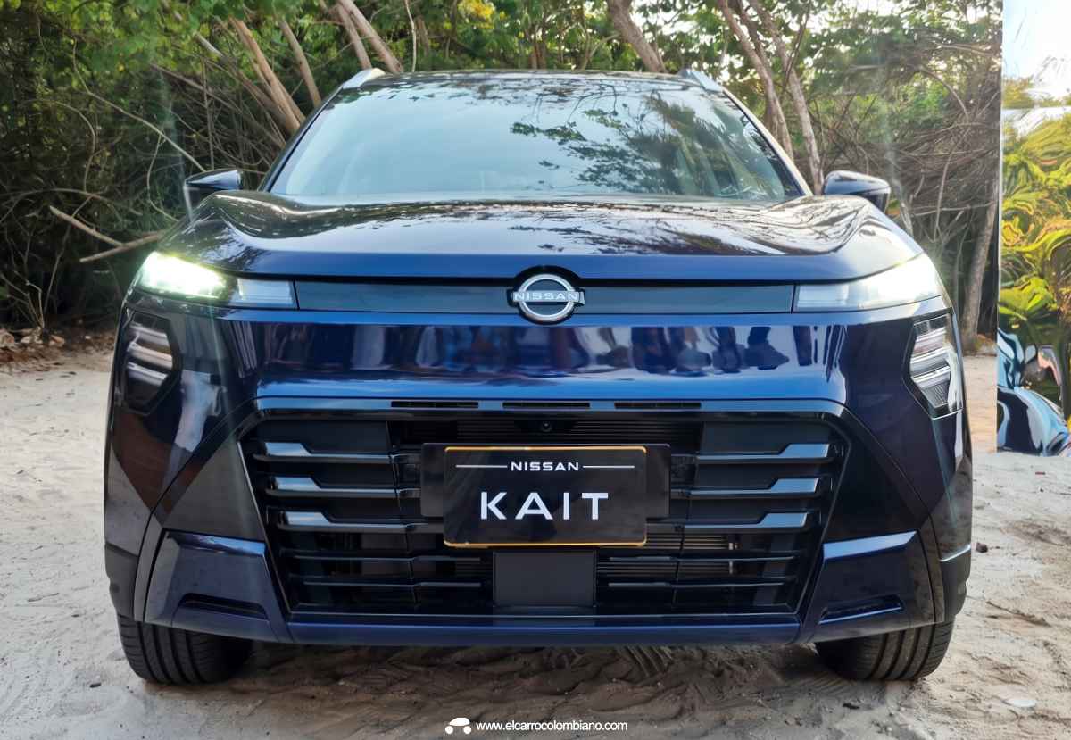 Vista frontal directa de la nueva Nissan Kait color azul oscuro. Resalta su renovada identidad de diseño con una gran parrilla negra de líneas horizontales, el logotipo de la marca en el centro y sus modernas luces diurnas LED ultradelgadas y afiladas a los costados.