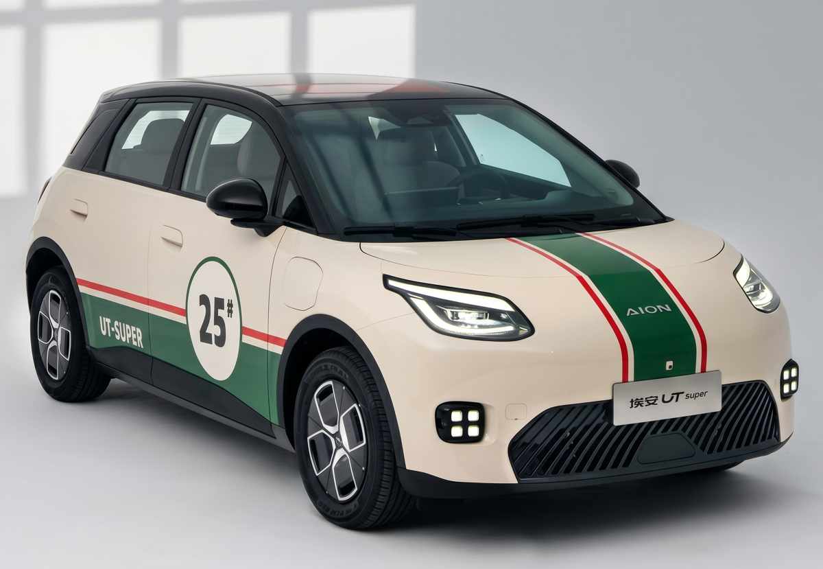 Vista frontal de tres cuartos del vehículo eléctrico GAC Aion UT luciendo una llamativa decoración exterior estilo competición. Su carrocería combina un tono crema con franjas longitudinales en verde y rojo, sumando el número 25 enmarcado sobre sus puertas laterales.