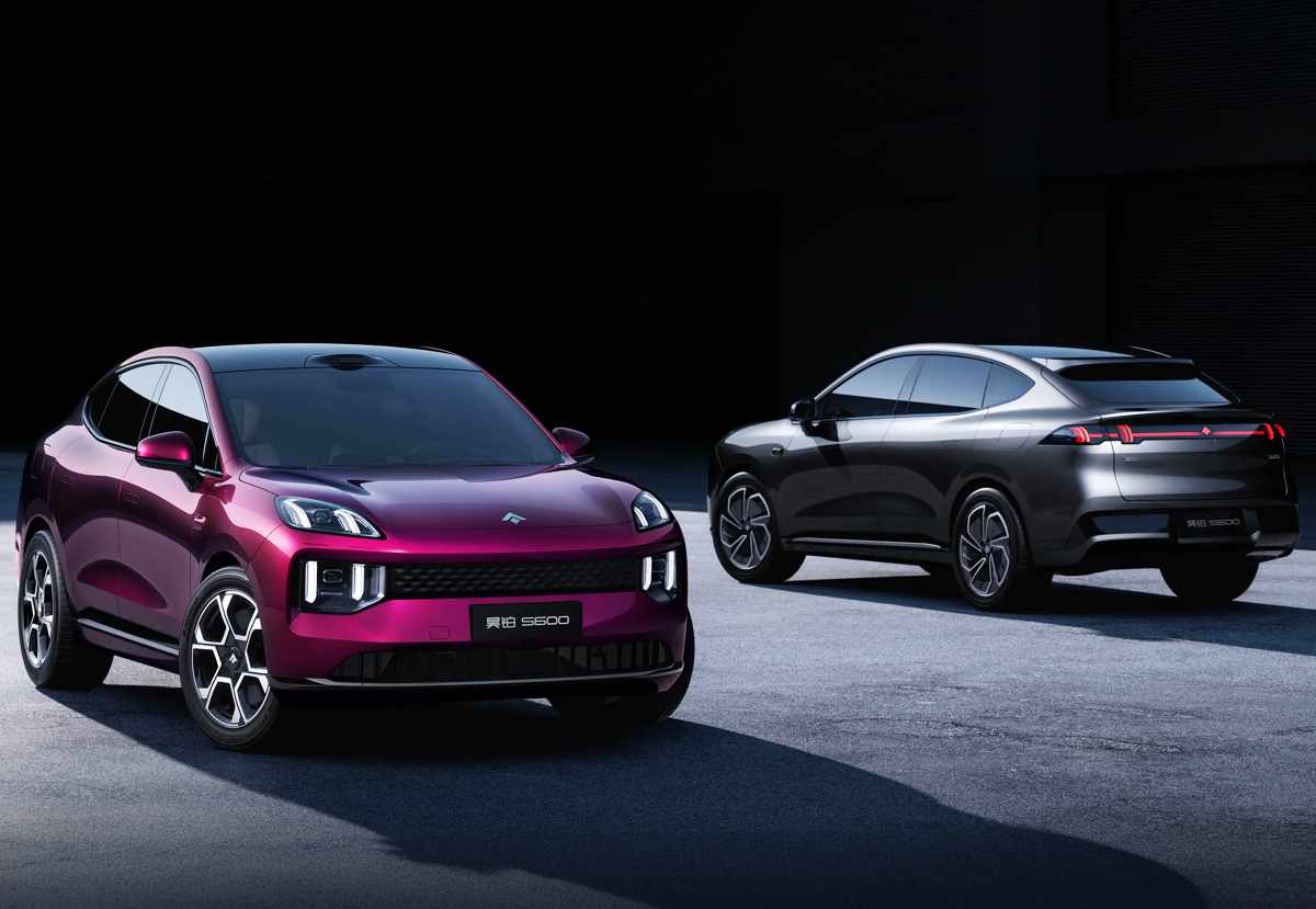 Exhibición nocturna de dos unidades de la SUV cupé híbrida de rango extendido GAC Hyptec S600. En primer plano destaca un modelo color magenta mostrando su frontal aerodinámico, y al fondo una variante gris oscuro que exhibe su ancha línea de luces LED traseras.