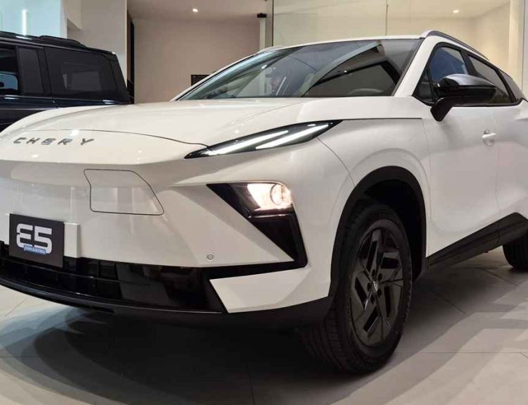 Chery E5, SUV eléctrico barato, vista frontal 3/4 derecha, Omoda E5