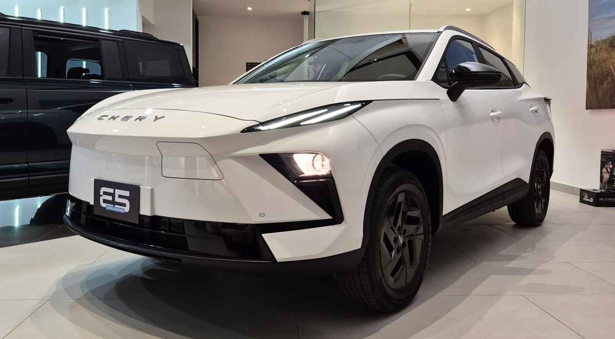 Chery E5, SUV eléctrico barato, vista frontal 3/4 derecha, Omoda E5