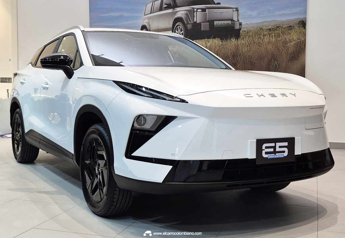 Chery E5, SUV eléctrico barato, vista delantera 3/4 izquierda, Omoda E5