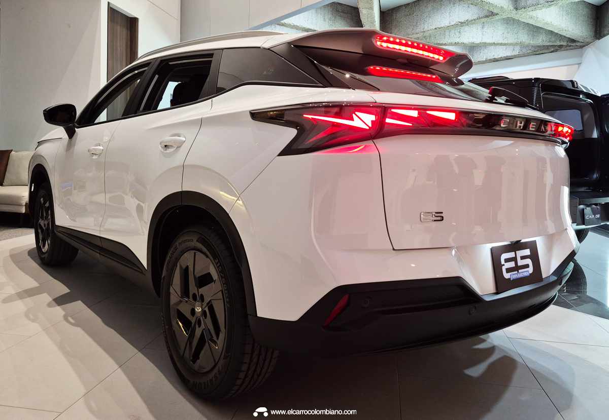 Chery E5, SUV eléctrico barato, vista trasera 3/4 izquierda, Omoda E5