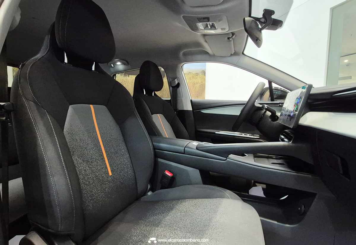 Chery E5, SUV eléctrico barato, vista trasera 3/4 izquierda, Omoda E5