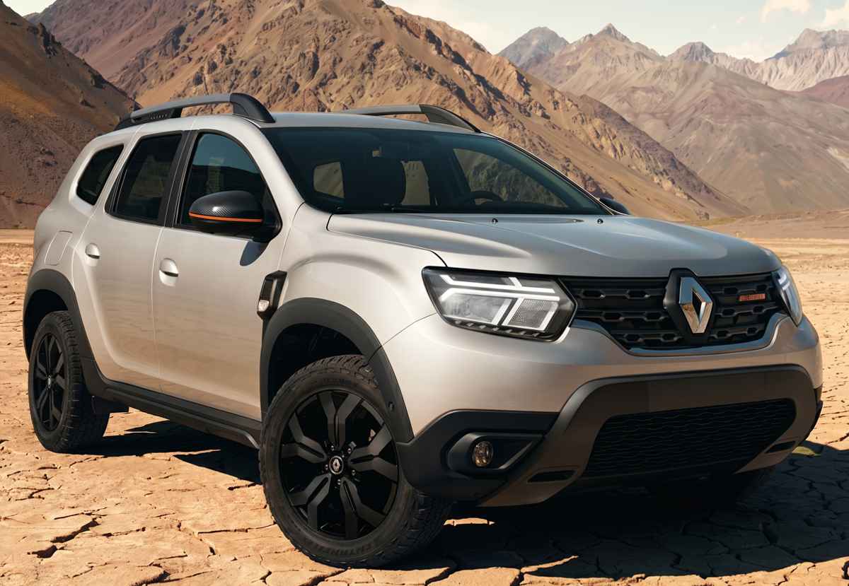 Un SUV Renault Duster ensamblada en Colombia de color plateado con rines negros y detalles oscuros, estacionado en un paisaje desértico árido de suelo agrietado, con altas montañas rocosas al fondo bajo un cielo despejado.