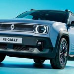 Vista frontal de la nueva SUV eléctrica Renault 4 E-Tech en color azul claro, destacando su parrilla frontal iluminada con bordes redondeados y diseño retro-moderno. Este modelo marca el regreso del icónico vehículo al mercado automotor colombiano.