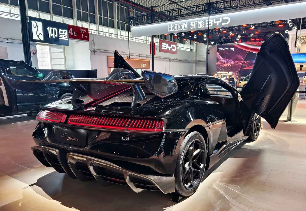 Parte posterior del BYD YangWang U9 Xtreme en el Salón de Pekín. Muestra un diseño radical con una enorme franja de luces LED horizontales, un gigantesco alerón trasero de fibra de carbono y un difusor aerodinámico inferior muy pronunciado.