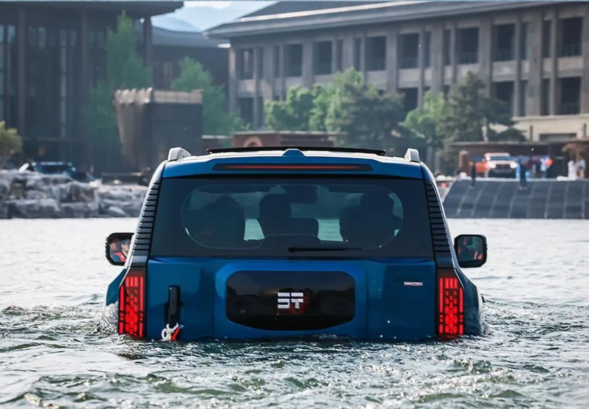 Jetour G700 SUV híbrido enchufable anfibio