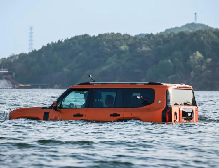 Jetour G700 SUV híbrido enchufable anfibio