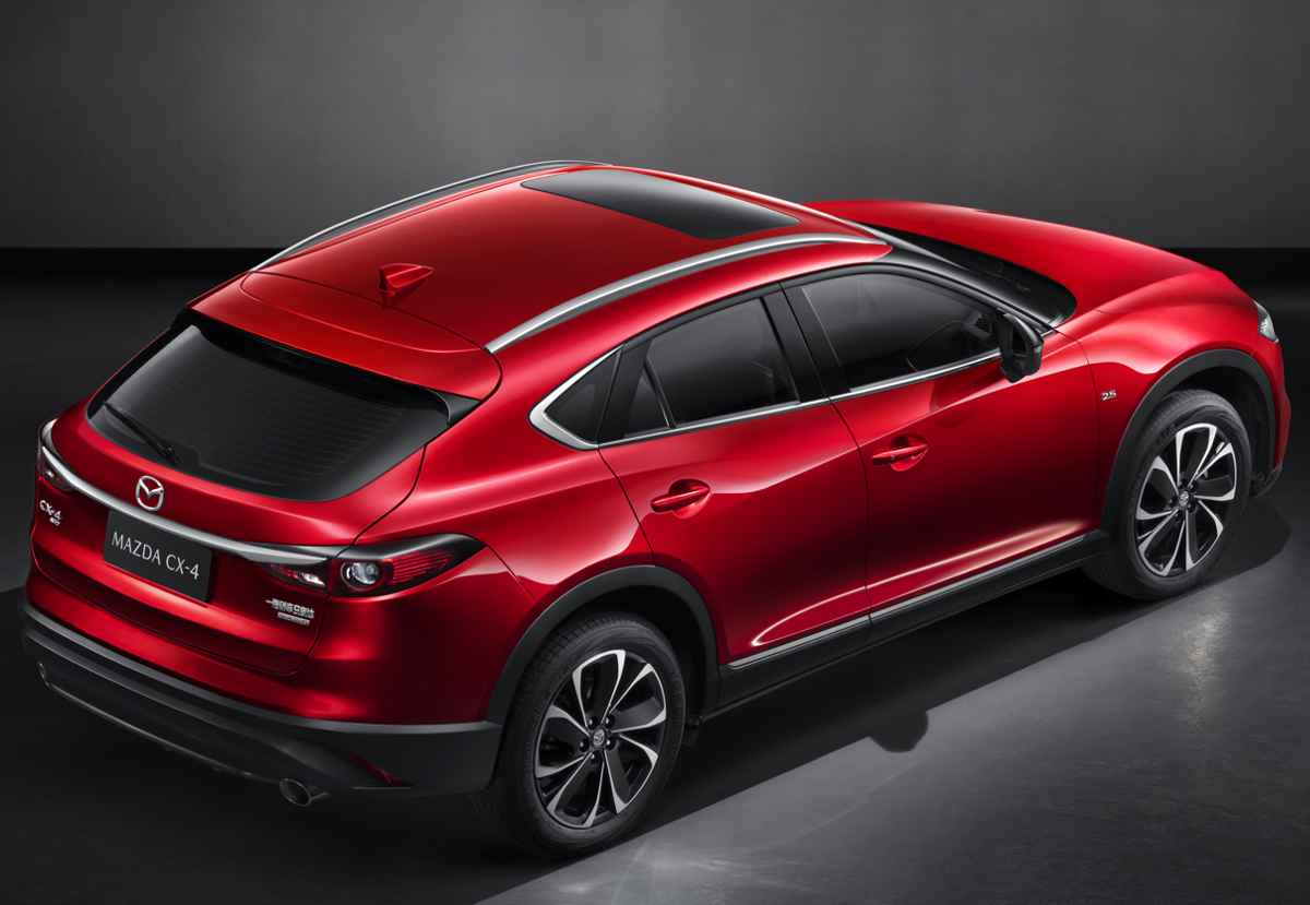 Vista posterior superior de tres cuartos del Mazda CX-4 rojo, destacando la marcada caída del techo tipo coupé, las barras de techo cromadas y las delgadas luces traseras de este modelo comercializado en Asia.