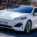 Fotografía dinámica del nuevo sedán Deepal SL03 a hidrógeno color blanco circulando a velocidad por una carretera nevada. Resalta su diseño frontal aerodinámico, faros afilados y silueta deportiva, marcando el debut de esta tecnología sostenible para la marca.