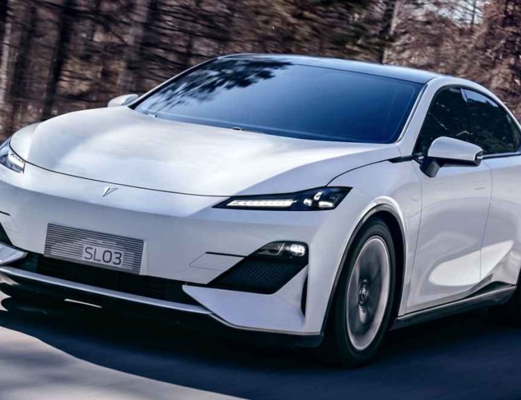 Fotografía dinámica del nuevo sedán Deepal SL03 a hidrógeno color blanco circulando a velocidad por una carretera nevada. Resalta su diseño frontal aerodinámico, faros afilados y silueta deportiva, marcando el debut de esta tecnología sostenible para la marca.