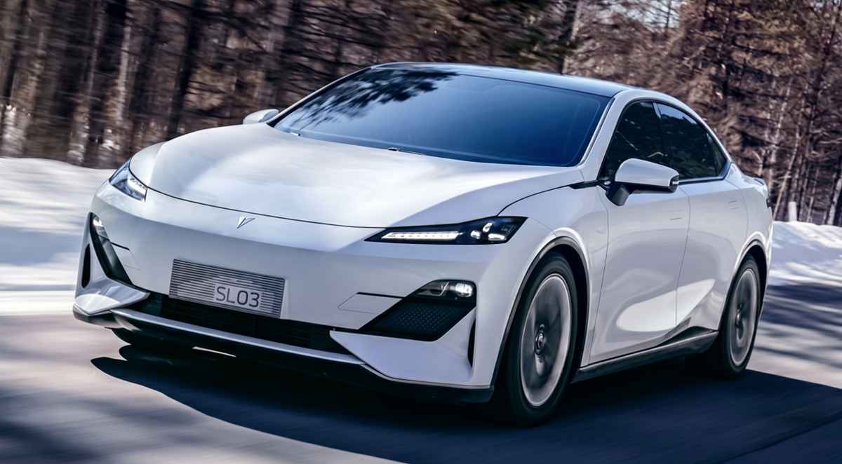 Fotografía dinámica del nuevo sedán Deepal SL03 a hidrógeno color blanco circulando a velocidad por una carretera nevada. Resalta su diseño frontal aerodinámico, faros afilados y silueta deportiva, marcando el debut de esta tecnología sostenible para la marca.