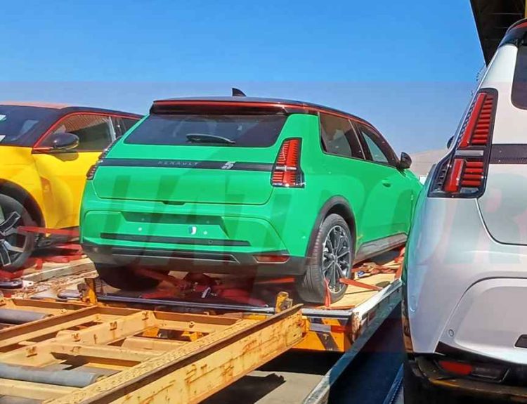 Foto espía del nuevo Renault 5 eléctrico desembarcando en el aeropuerto de Viracopos, Brasil. Se observa la parte trasera de una unidad color verde intenso sobre una grúa de plataforma, acompañada de otras unidades en colores amarillo y blanco, confirmando su llegada a Sudamérica.