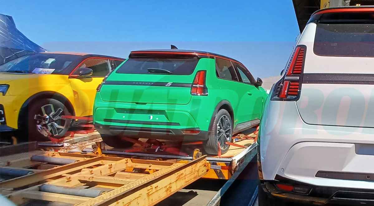 Foto espía del nuevo Renault 5 eléctrico desembarcando en el aeropuerto de Viracopos, Brasil. Se observa la parte trasera de una unidad color verde intenso sobre una grúa de plataforma, acompañada de otras unidades en colores amarillo y blanco, confirmando su llegada a Sudamérica.