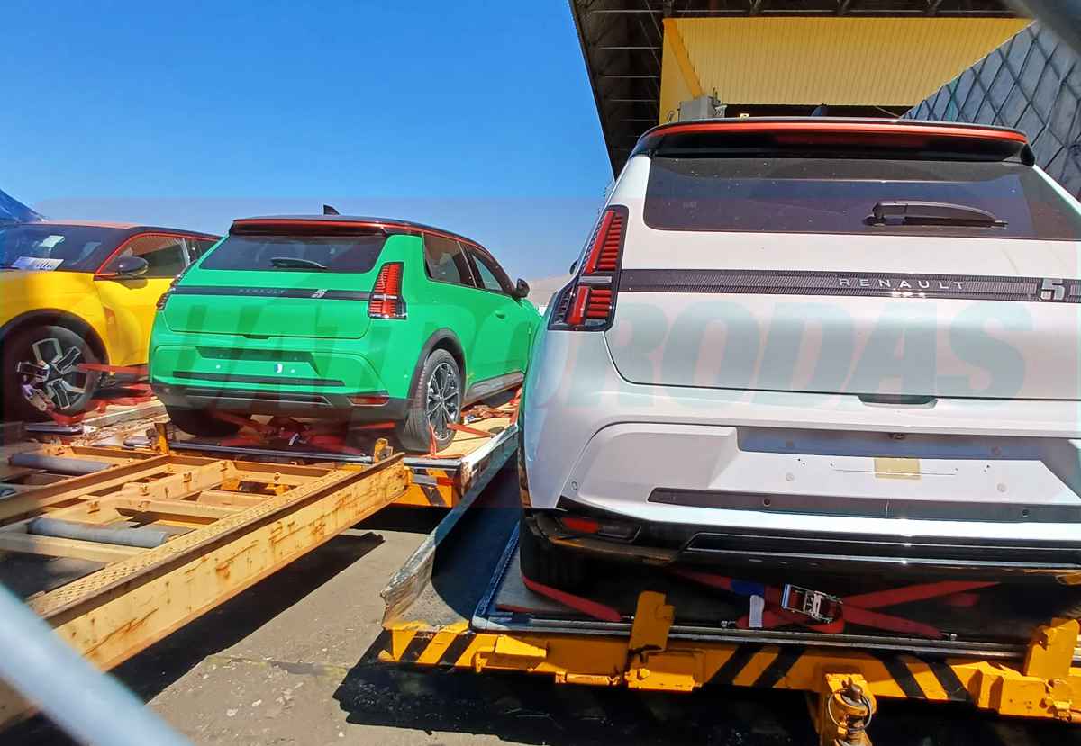 Plano detalle de la zona posterior de dos Renault 5 eléctricos durante su desembarque en Sudamérica. En primer plano destaca el diseño de las luces traseras verticales de una unidad blanca, mientras al fondo se aprecia una versión color verde pastel.