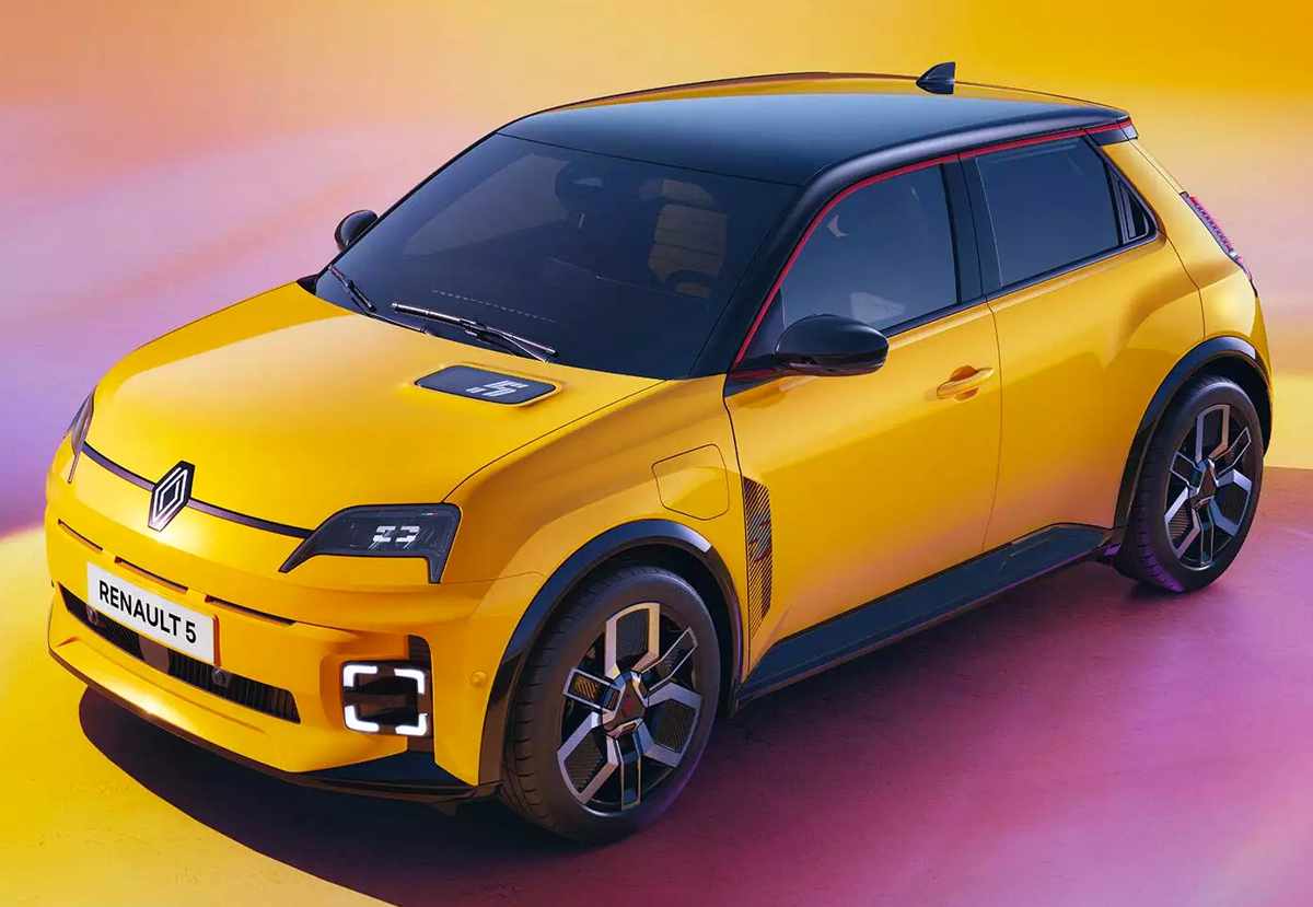 Fotografía oficial de estudio mostrando el diseño exterior del Renault 5 E-Tech en color amarillo. Resaltan sus pasos de rueda ensanchados en color negro, techo oscuro en contraste, rines aerodinámicos y las líneas neo-retro inspiradas en el modelo clásico de los años 70.