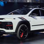 Vista en tres cuartos delantero del nuevo Chevrolet Sonic 2027 versión RS color blanco, durante su presentación oficial. Destacan sus rines negros con detalles en rojo, el frontal agresivo con faros divididos y molduras plásticas oscuras que acentúan su nuevo formato SUV compacto.