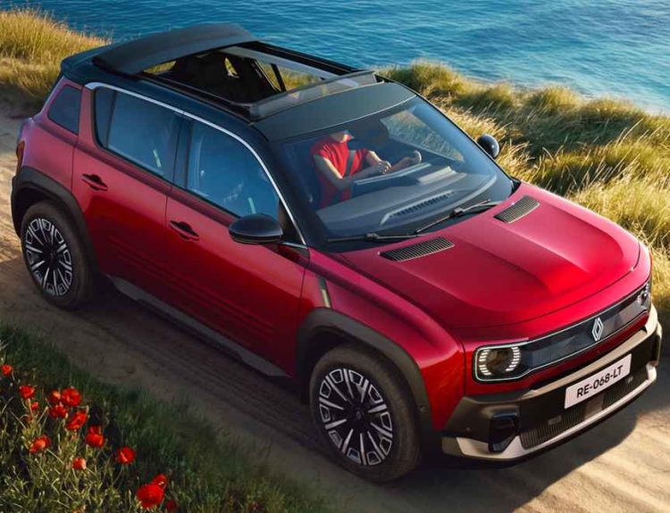 Vista superior en ángulo del nuevo Renault 4 Plein Sud eléctrico color rojo rodando por un camino costero. Destaca su techo de lona oscuro completamente abierto, mostrando el diseño tipo crossover, barras de techo y rines diamantados.