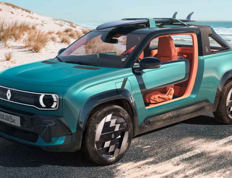 Vista frontal en ángulo del prototipo Renault 4 JP4x4 Concept color verde esmeralda estacionado en la arena. Destaca su diseño tipo buggy sin puertas con un llamativo interior naranja, y un techo abierto que soporta tablas de surf.