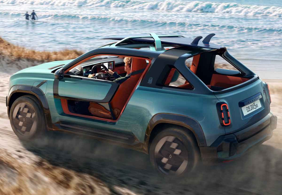 Vista posterior en movimiento del Renault 4 JP4x4 Concept circulando sobre la arena junto al mar. Se observa su formato descapotable sin portón trasero tradicional, la estructura del techo en cruz y las clásicas luces traseras verticales.