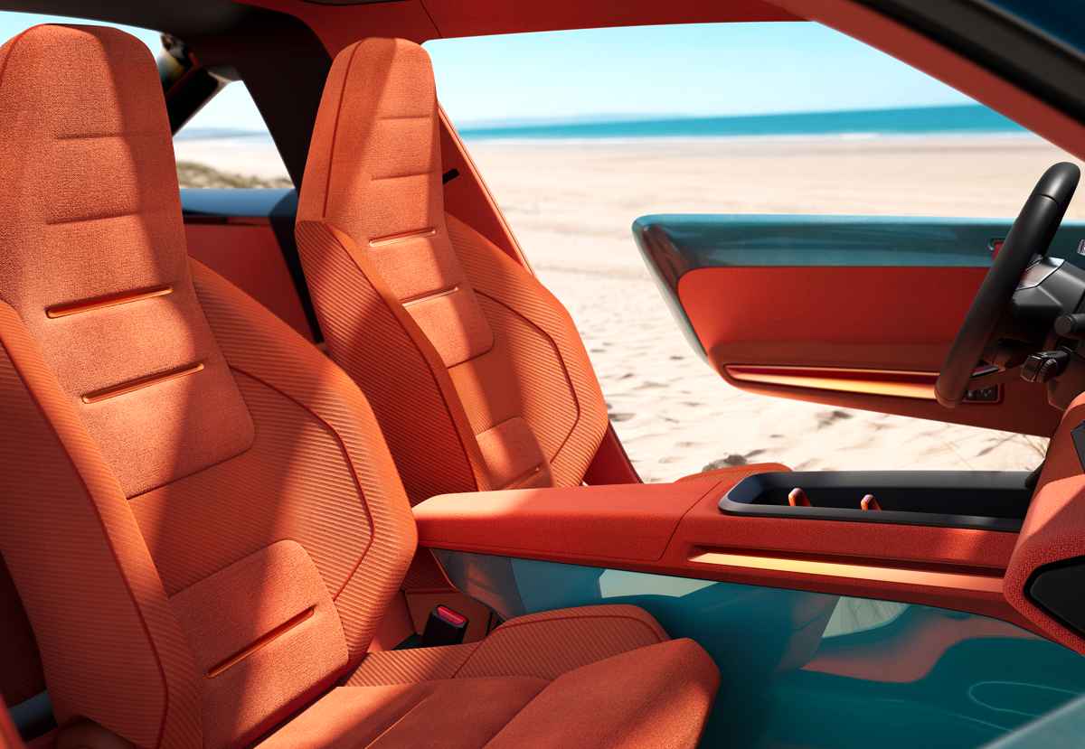 Detalle de los asientos deportivos delanteros del Renault 4 JP4x4 Concept. Están tapizados en tela texturizada color naranja vibrante y cuentan con apoyacabezas integrados tipo 
