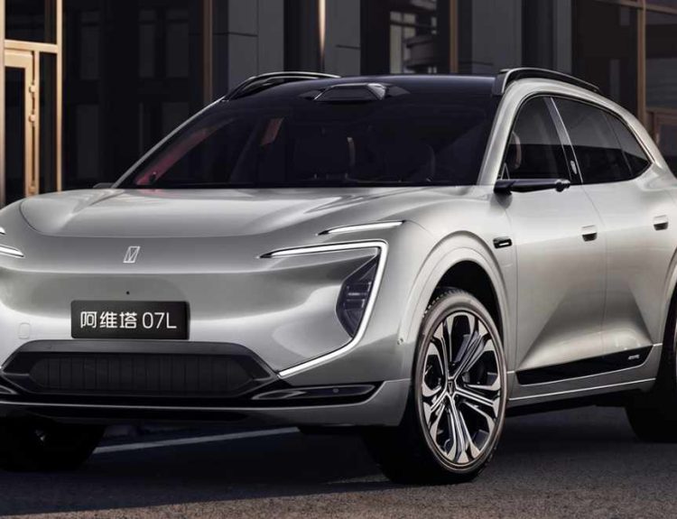 Vista frontal en tres cuartos de la nueva SUV eléctrica Avatr 07L color plata, circulando por una calle urbana y destacando sus estilizadas luces diurnas LED en forma de C.