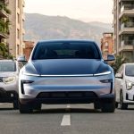 De izquierda a derecha, Renault Duster, Tesla Model Y y Kia Picanto parqueados sobre una calle urbana. Representan a los carros más vendidos en Colombia por regiones durante 2026.