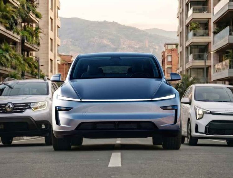 De izquierda a derecha, Renault Duster, Tesla Model Y y Kia Picanto parqueados sobre una calle urbana. Representan a los carros más vendidos en Colombia por regiones durante 2026.