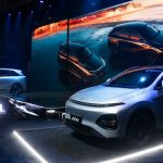 Escenario principal durante el evento de lanzamiento oficial de Xpeng en Colombia, mostrando las nuevas SUV eléctricas G6 y G9 exhibidas bajo luces sobre una tarima frente a una pantalla gigante.