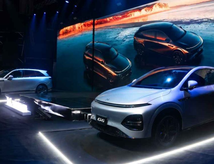 Escenario principal durante el evento de lanzamiento oficial de Xpeng en Colombia, mostrando las nuevas SUV eléctricas G6 y G9 exhibidas bajo luces sobre una tarima frente a una pantalla gigante.