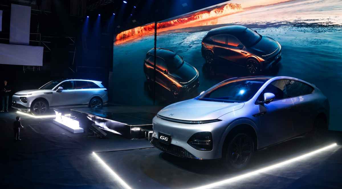Escenario principal durante el evento de lanzamiento oficial de Xpeng en Colombia, mostrando las nuevas SUV eléctricas G6 y G9 exhibidas bajo luces sobre una tarima frente a una pantalla gigante.
