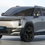 Vista frontal en tres cuartos de la nueva Dongfeng Vigo, una SUV eléctrica compacta color gris plata brillante, presentando su diseño exterior moderno y tecnológico.