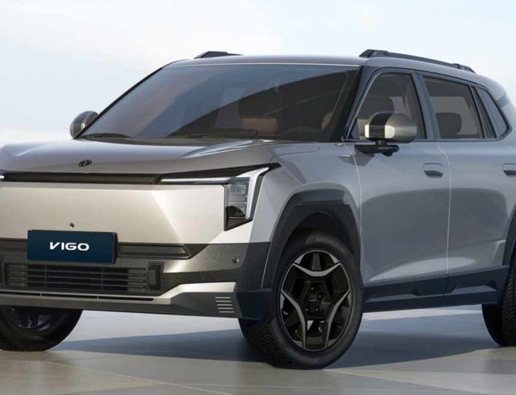 Vista frontal en tres cuartos de la nueva Dongfeng Vigo, una SUV eléctrica compacta color gris plata brillante, presentando su diseño exterior moderno y tecnológico.