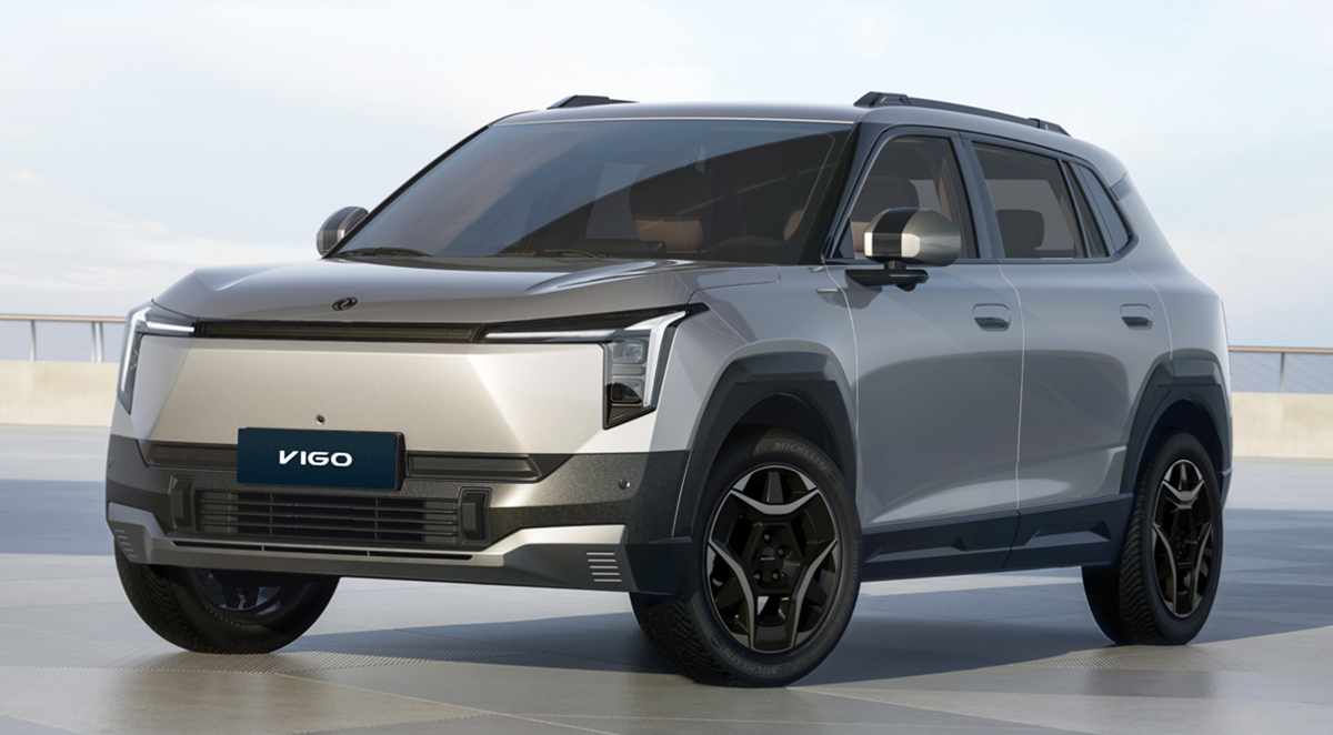 Vista frontal en tres cuartos de la nueva Dongfeng Vigo, una SUV eléctrica compacta color gris plata brillante, presentando su diseño exterior moderno y tecnológico.
