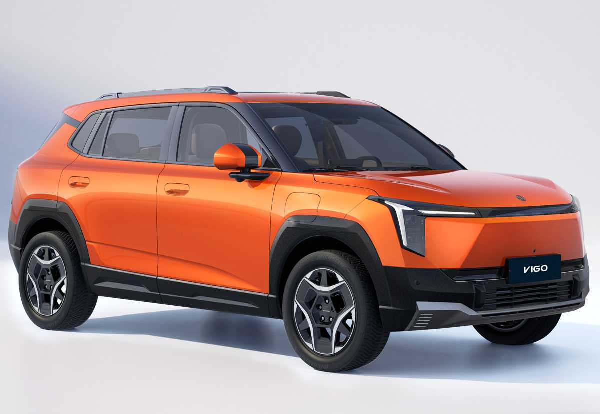 Diseño exterior de la SUV eléctrica Dongfeng Vigo pintada en color naranja vibrante, resaltando sus protectores plásticos oscuros y modernos faros en forma de L.