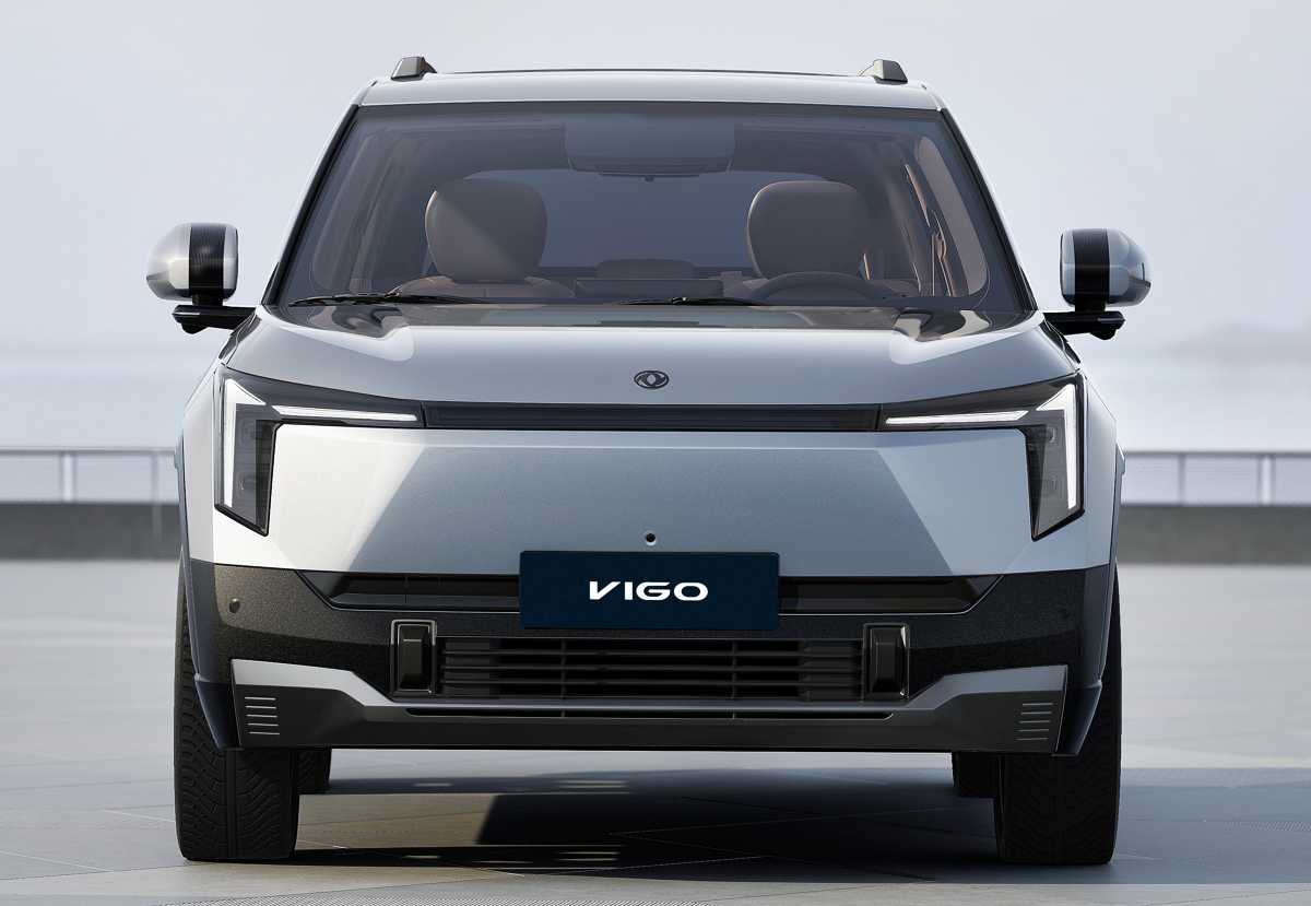 Perspectiva totalmente frontal de la Dongfeng Vigo, destacando la franja lumínica LED que cruza la parrilla cerrada, característica principal de este vehículo eléctrico.