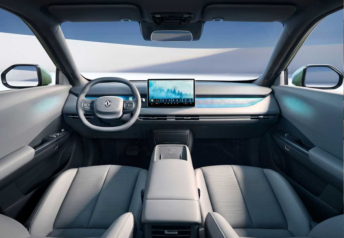 Diseño interior minimalista de la Dongfeng Vigo, mostrando el volante multifunción, el panel de instrumentos digital y la gran pantalla táctil central de 12,8 pulgadas.