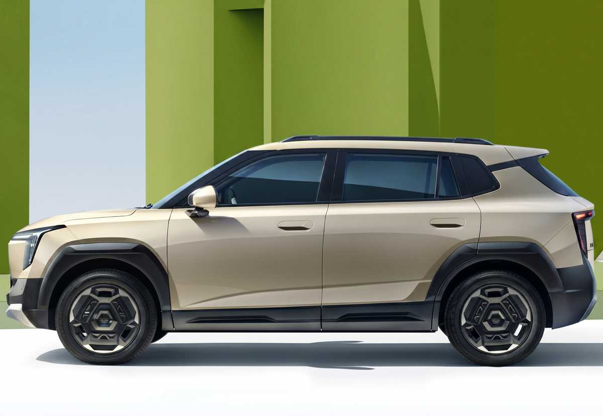 Perfil lateral de la Dongfeng Vigo en color beige arena, donde se aprecian sus rines aerodinámicos, carrocería bitono con techo negro y molduras inferiores plásticas.