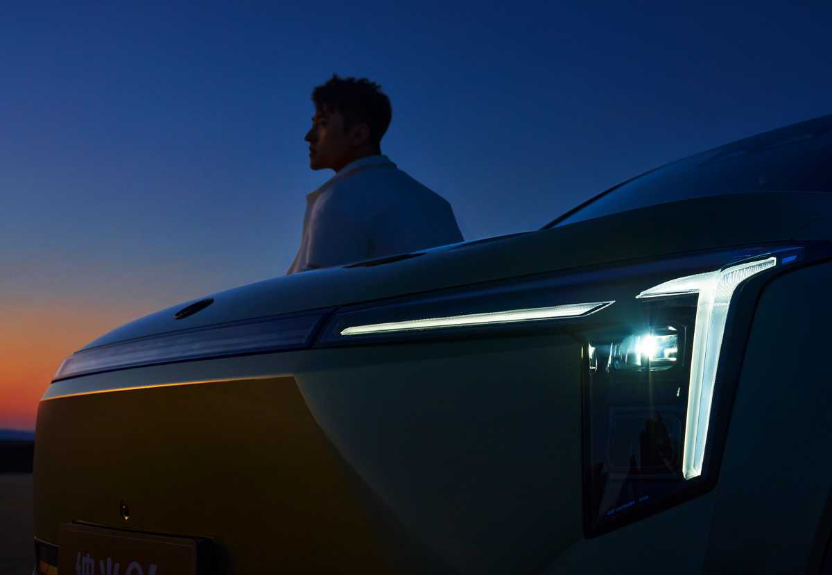 Detalle nocturno del grupo óptico delantero de la Dongfeng Vigo, ilustrando el potente haz de luz LED y la firma lumínica diurna en forma de L.