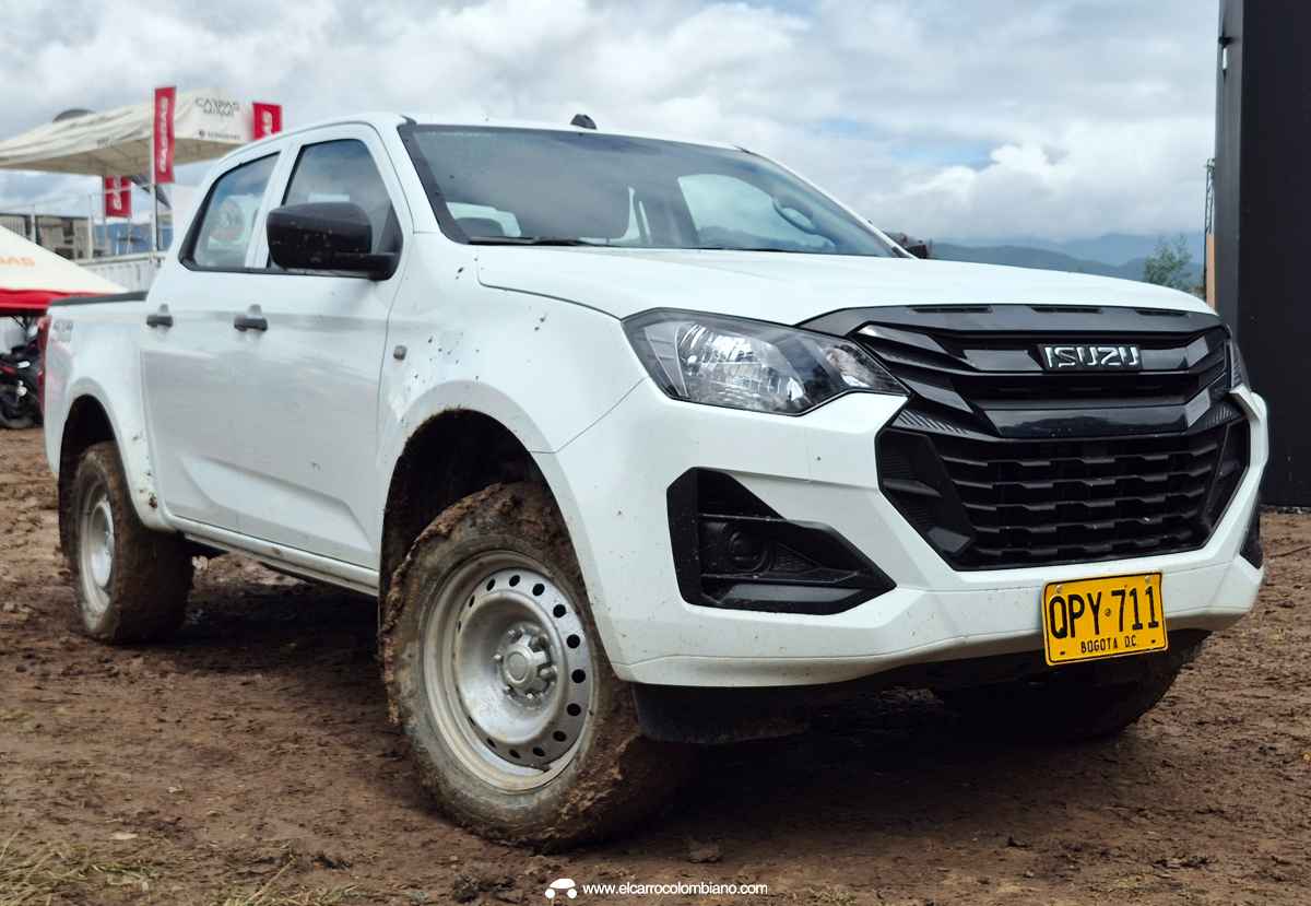 Isuzu Pickup 2027 en versión de trabajo color blanco, exhibiendo rines de acero, parrilla negra y faros halógenos sobre una pista todoterreno.