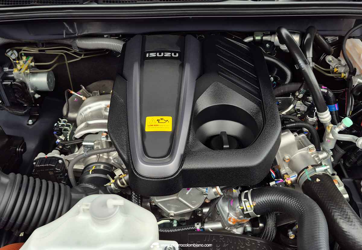 Detalle del nuevo motor turbodiésel de 2.2 litros instalado bajo el capó de la Isuzu Pickup 2027, adaptado para cumplir con la estricta normativa Euro 6e-bis.