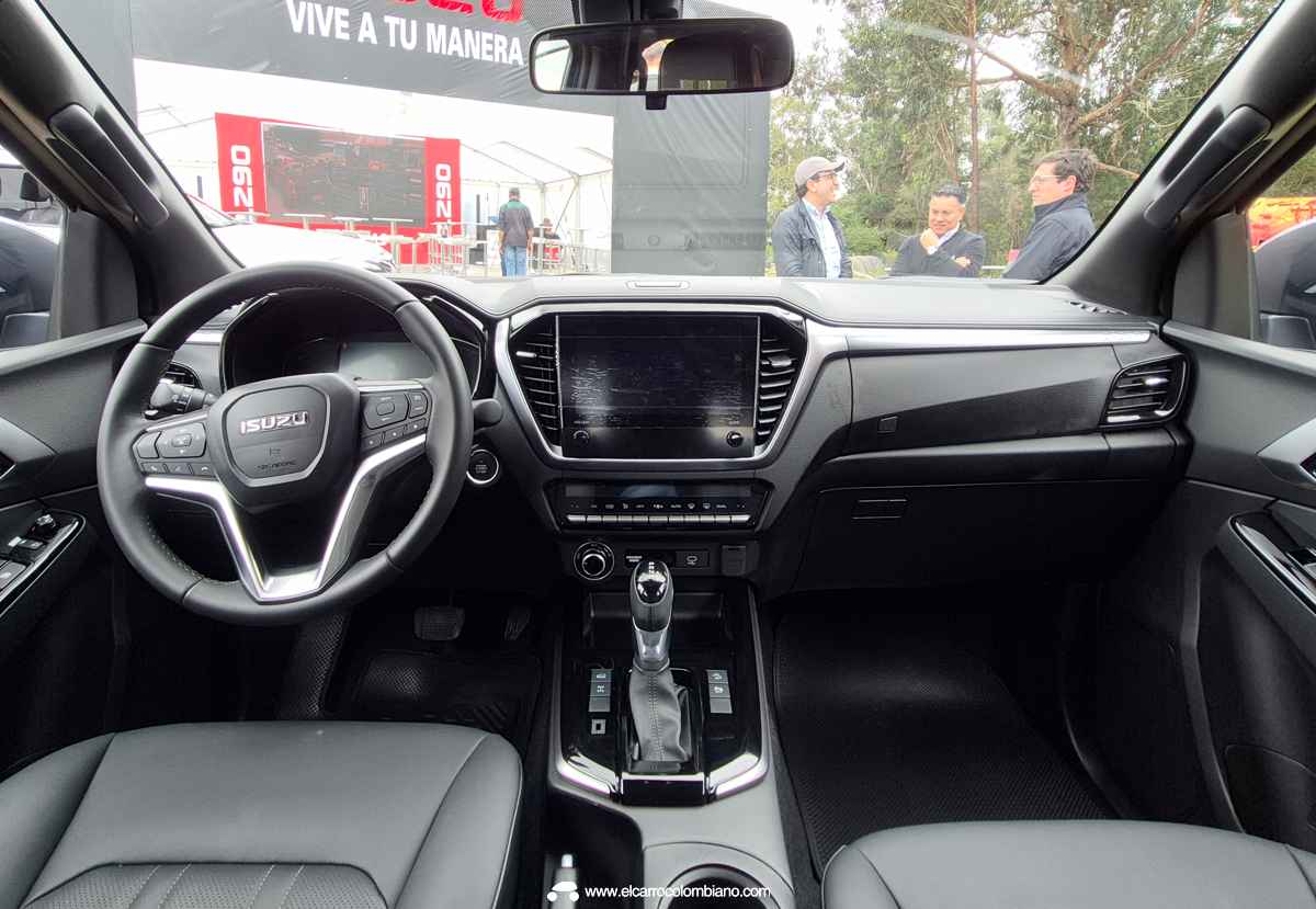 Diseño interior de la renovada Isuzu Pickup 2027 en su versión automática, destacando el volante multifunción, el cuadro de instrumentos y la gran pantalla táctil central.