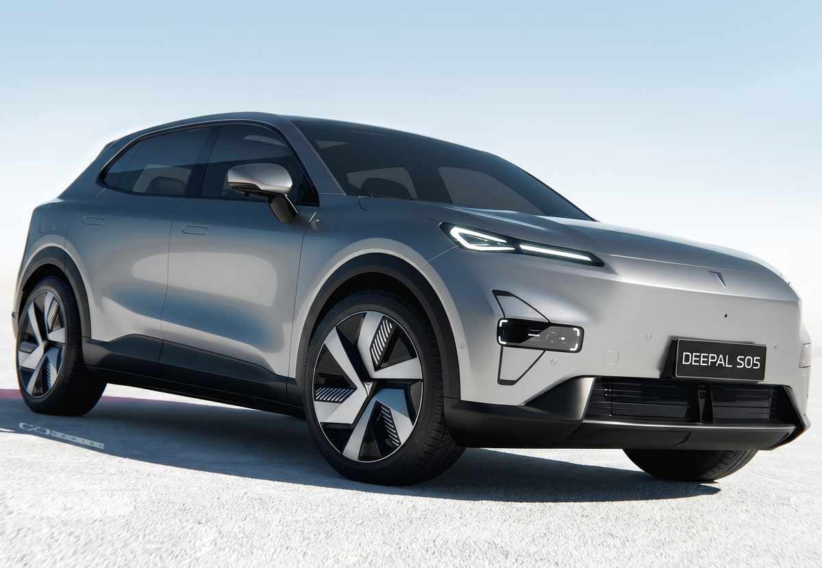 Diseño exterior frontal de la nueva Deepal S05, destacando la fluidez de sus líneas, sus rines aerodinámicos y los afilados faros LED diurnos.