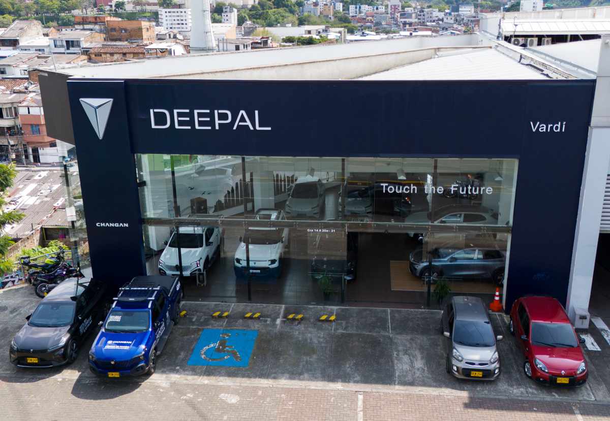 Fachada exterior de un moderno concesionario del Grupo Vardí en Colombia, con los grandes logotipos de Deepal y Changan exhibiendo su portafolio de vehículos.