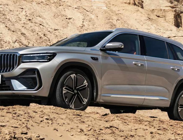 Vista lateral y frontal de la nueva SUV híbrida Geely Monjaro i-HEV, conocida como la Koleos china, rodando sobre un desafiante terreno desértico.