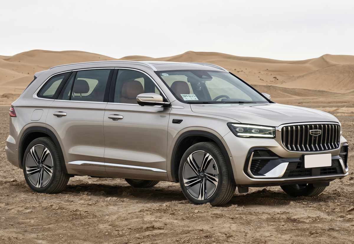Diseño exterior frontal de la Geely Monjaro i-HEV color arena, resaltando su imponente parrilla cromada de líneas verticales y faros rectangulares en un entorno todoterreno.