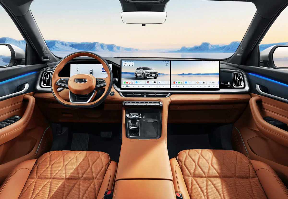 Moderno interior de la Geely Monjaro i-HEV con lujosa tapicería en cuero color caramelo, destacando su espectacular plancha de bordo con tres grandes pantallas digitales.