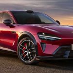 Vista frontal en tres cuartos del nuevo SUV eléctrico deportivo Xiaomi YU7 GT, destacando su agresiva carrocería en color rojo carmesí brillante bajo la luz del atardecer.