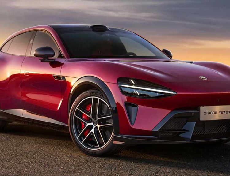 Vista frontal en tres cuartos del nuevo SUV eléctrico deportivo Xiaomi YU7 GT, destacando su agresiva carrocería en color rojo carmesí brillante bajo la luz del atardecer.